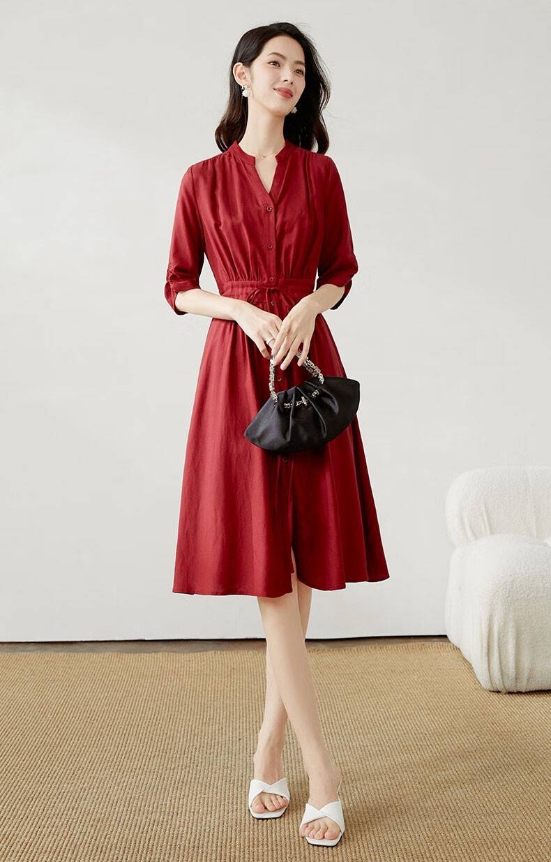 绝美的气质连衣裙,简约时尚的风格搭配上惊艳的深红色,更加出众