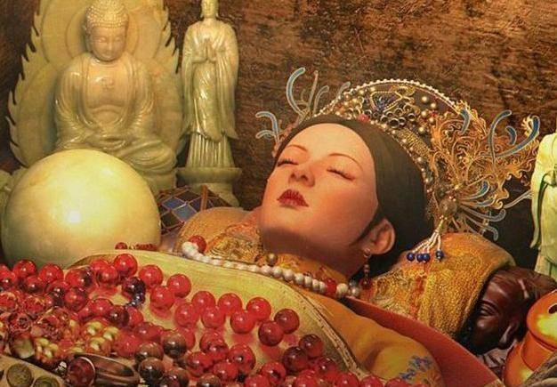 孙殿英盗墓时,为啥要纳走慈禧"裤子"?说出来你可能不信
