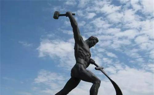 全世界最渗人的雕像,用10万把刀打造而成,每把背后都是一起凶案