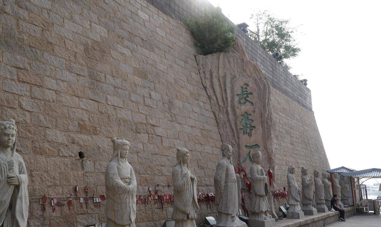 相传,这里曾是鼎鼎有名的秦始皇登临碣石,以观沧海之地,也是他"求仙入