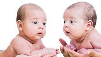 一个25岁的孕妇怀了双胞胎，没有适当运动，剖腹产生下一个孩子_郑潇_老公_老婆。
