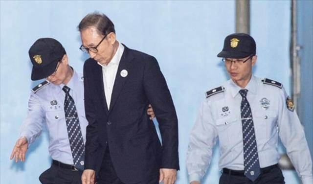 傀儡总统李明博:被财阀控制,逼死前任总统,文在寅上台