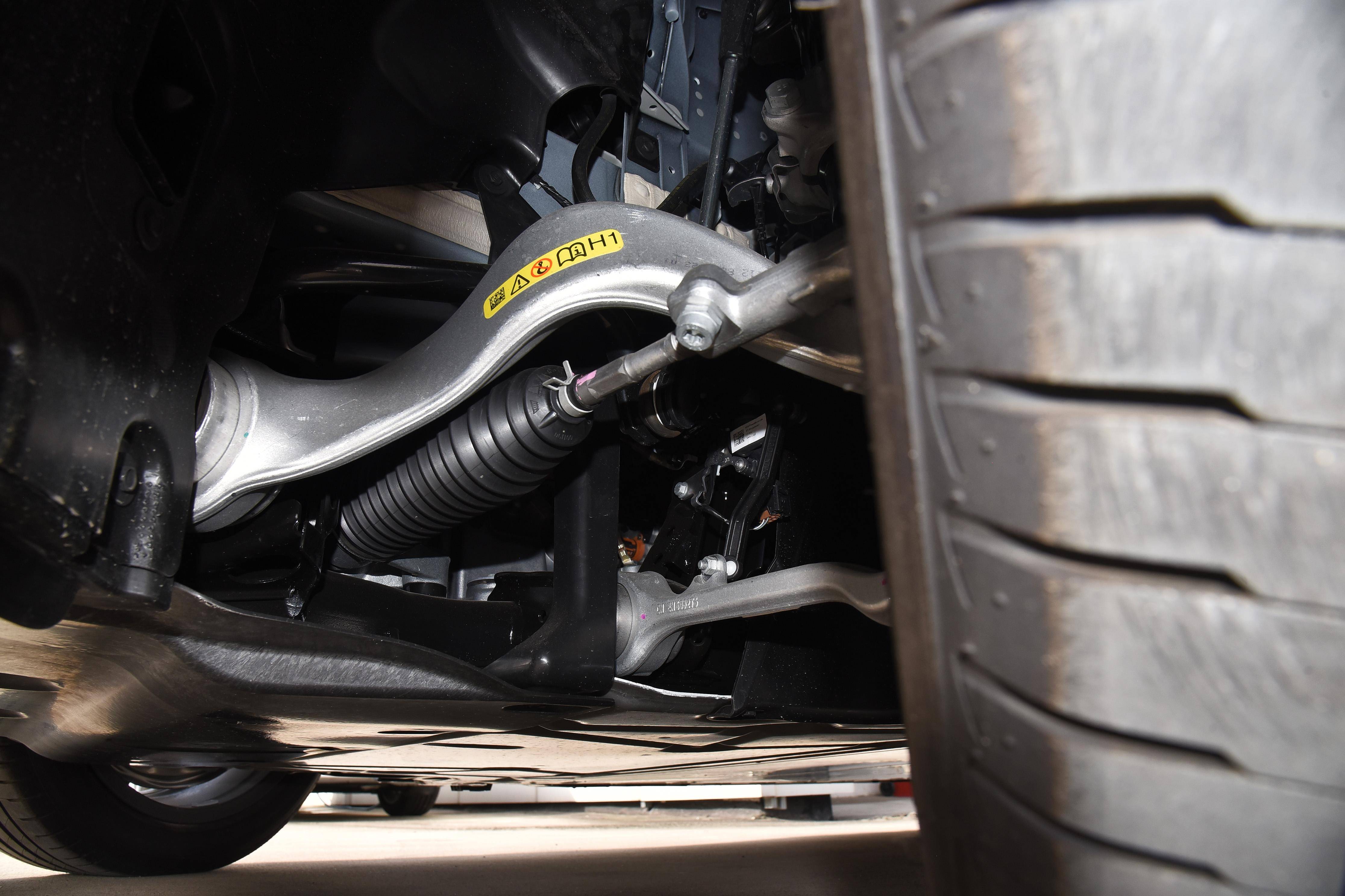 探店实拍宝马i3:轴距2966mm 空气悬挂,17万能入手真的吗?