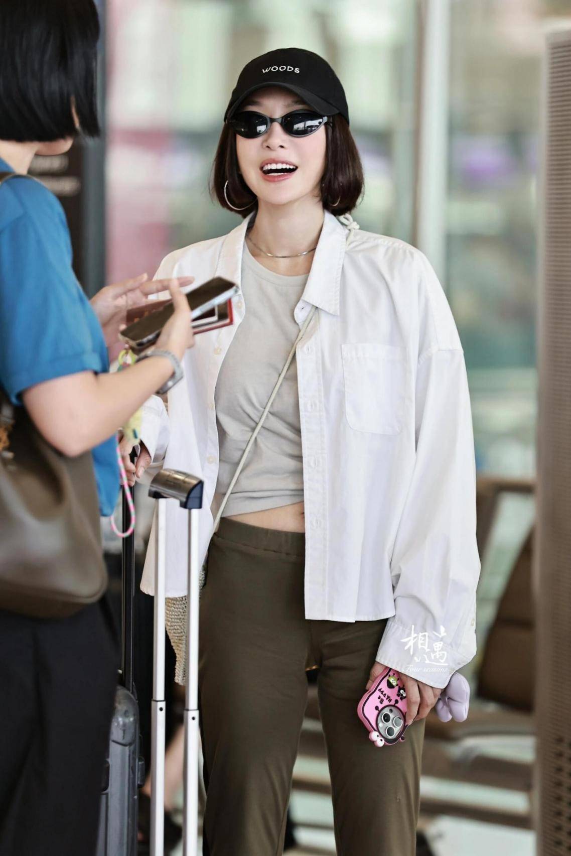 秦岚带火了一种新穿法:运动夹克 短裤 棒球帽,时髦洋气又减龄