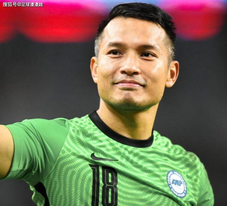 感动球迷!新加坡门将桑尼,戏耍泰国队领黄牌,华人组团挤爆餐厅