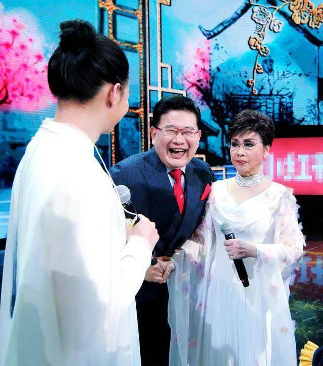 李谷一跟老友合影是真实老人样,素颜皱纹横生彻底认不出,但纯天然就是