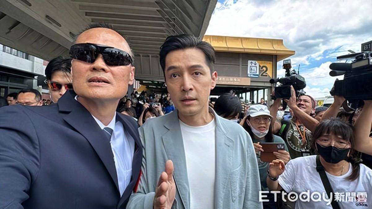 原创            胡歌抵台「轮椅粉丝冲出举手机合照」！ 1反应超暖-胡歌重谈车祸是哪一集
