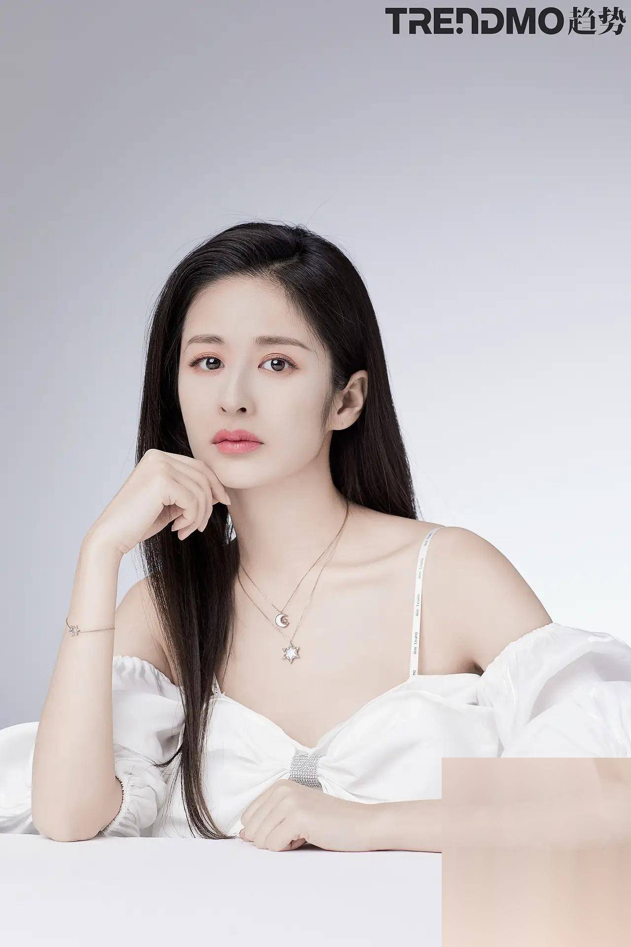 竟然娶到了如此美丽,聪明,迷人的女神老婆颖儿!