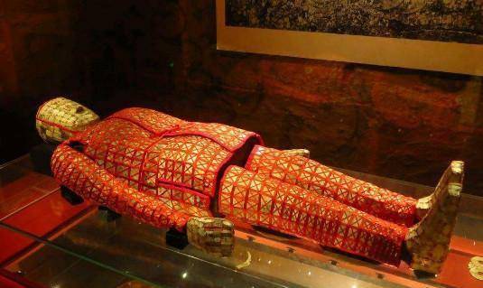 他用两万块的成本造出金缕玉衣,并请专家估值数十亿,以此来贷款