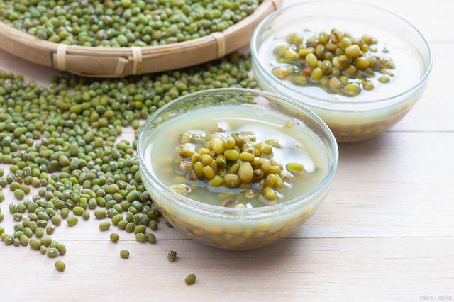 长期喝这样的绿豆冰沙,摄入过量的食品添加剂,轻则出现腹泻腹痛等肠胃