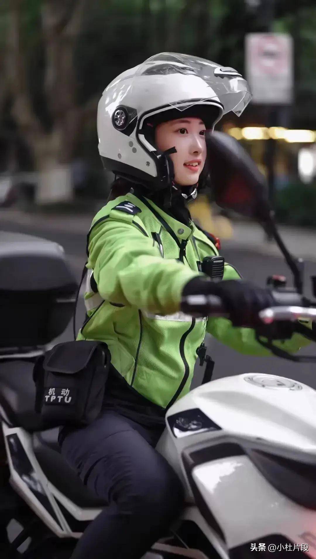 漂亮的女交警图片