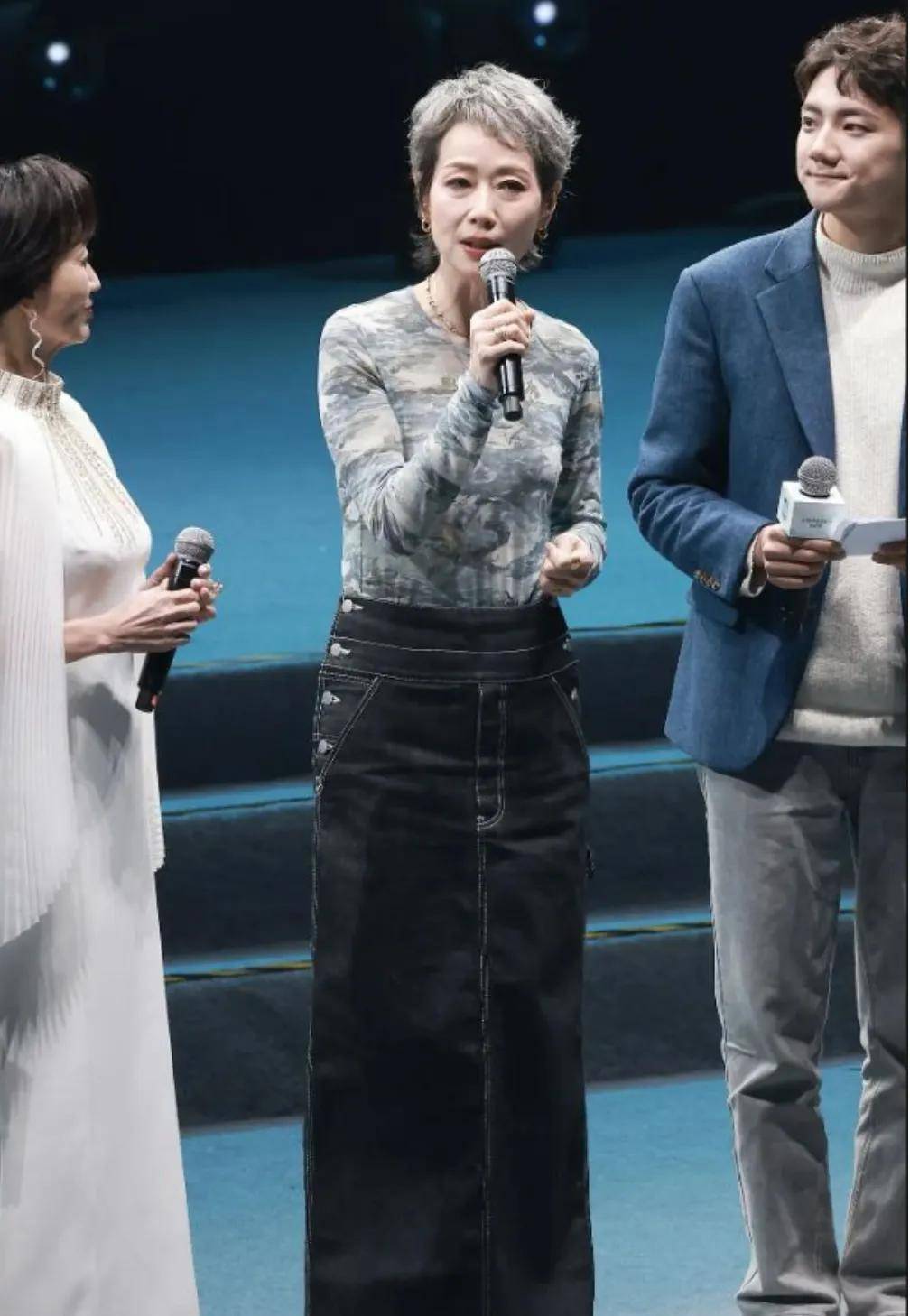 当61岁叶童同框70岁赵雅芝,终于见识了"自然老"与"医美老"的差距有