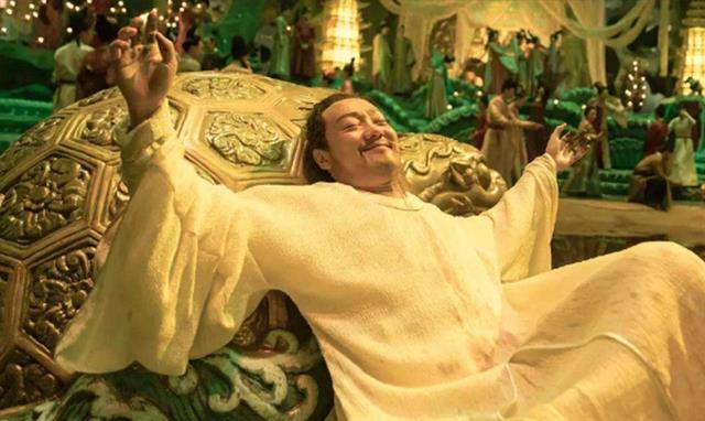 李白所作的一首诗,赤裸裸地追捧杨贵妃,开篇两句被人广为传颂