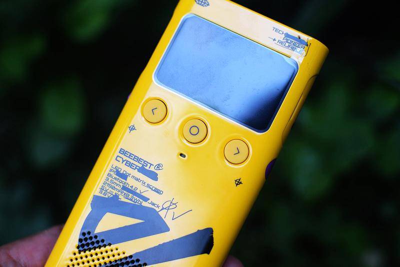 轻薄高颜值 无网通话 极蜂轻薄户外对讲机