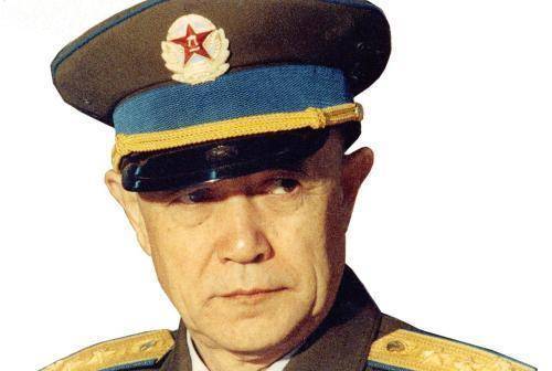 为买下苏27战机,此空军中将带人把17名苏联将军喝的抬出宴会厅