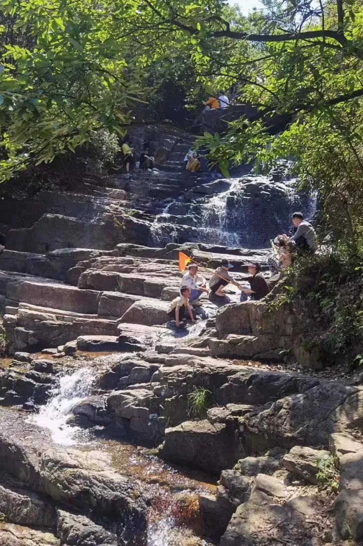 涧中飞瀑轰鸣而东栲栳山有这样一条国家级健身步道这座名字听起来有点