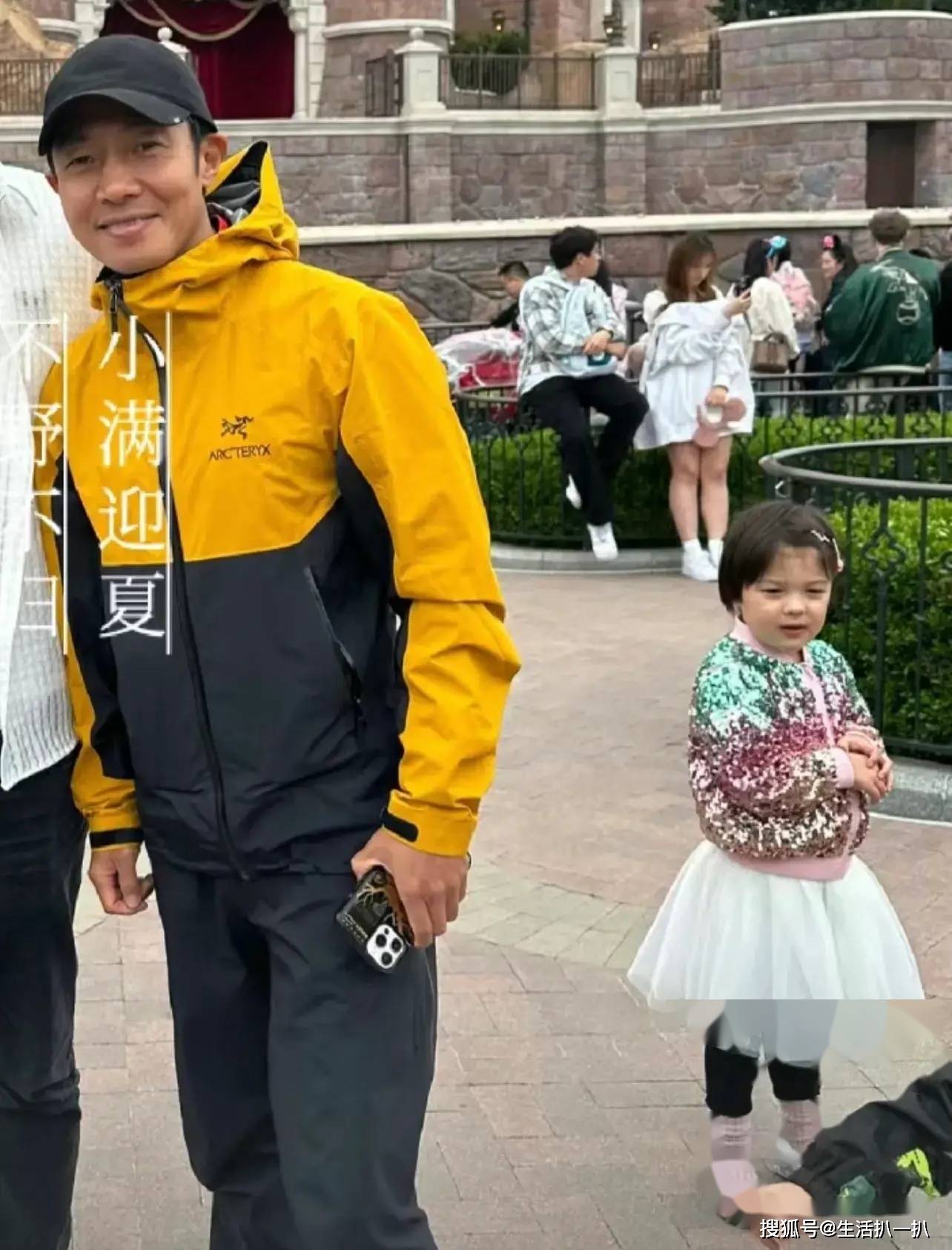 撒贝宁一家现身,老婆李白人高马大,龙凤胎女儿比儿子高出一大截