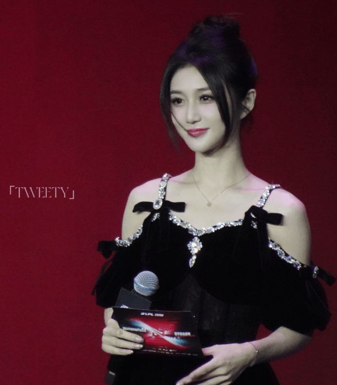 远古级女神时隔9年重返lpl,曾登上男人装,宁王分析年龄至少40