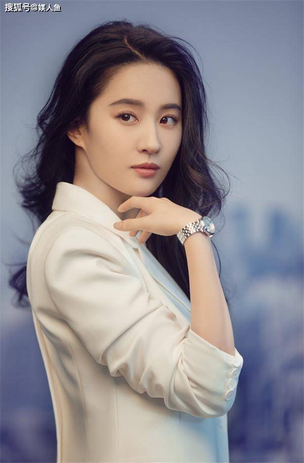 同样是泳装照,18岁的刘亦菲和现在一对比,就知道她的生活多放纵