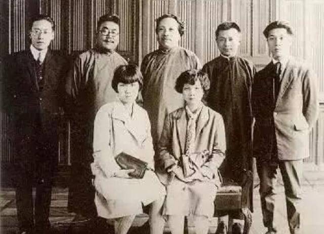 丈夫耗尽家产买字画,妻子却变卖首饰支持他,晚年做一事让人敬佩