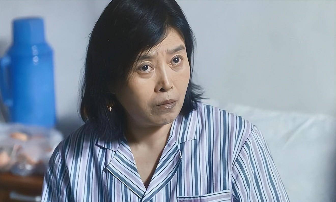 丁嘉丽是典型的北方女人长相,身材高大,年轻的时候皮肤白皙,面容姣好