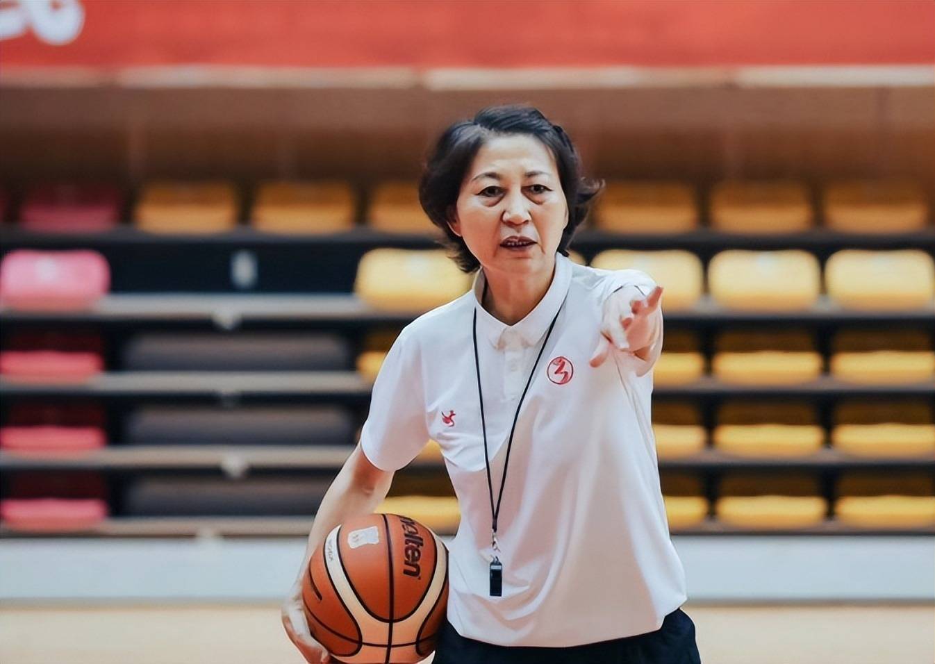 中国女篮17岁2米23天才获两大名宿调教!冠军教头大赞:看到未来