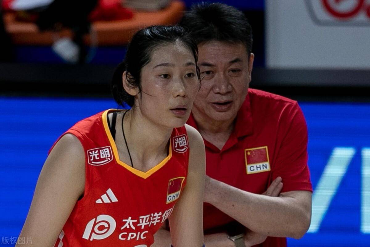 而当年主教练郎平确实和中国女排的队员拍摄了一些商业广告