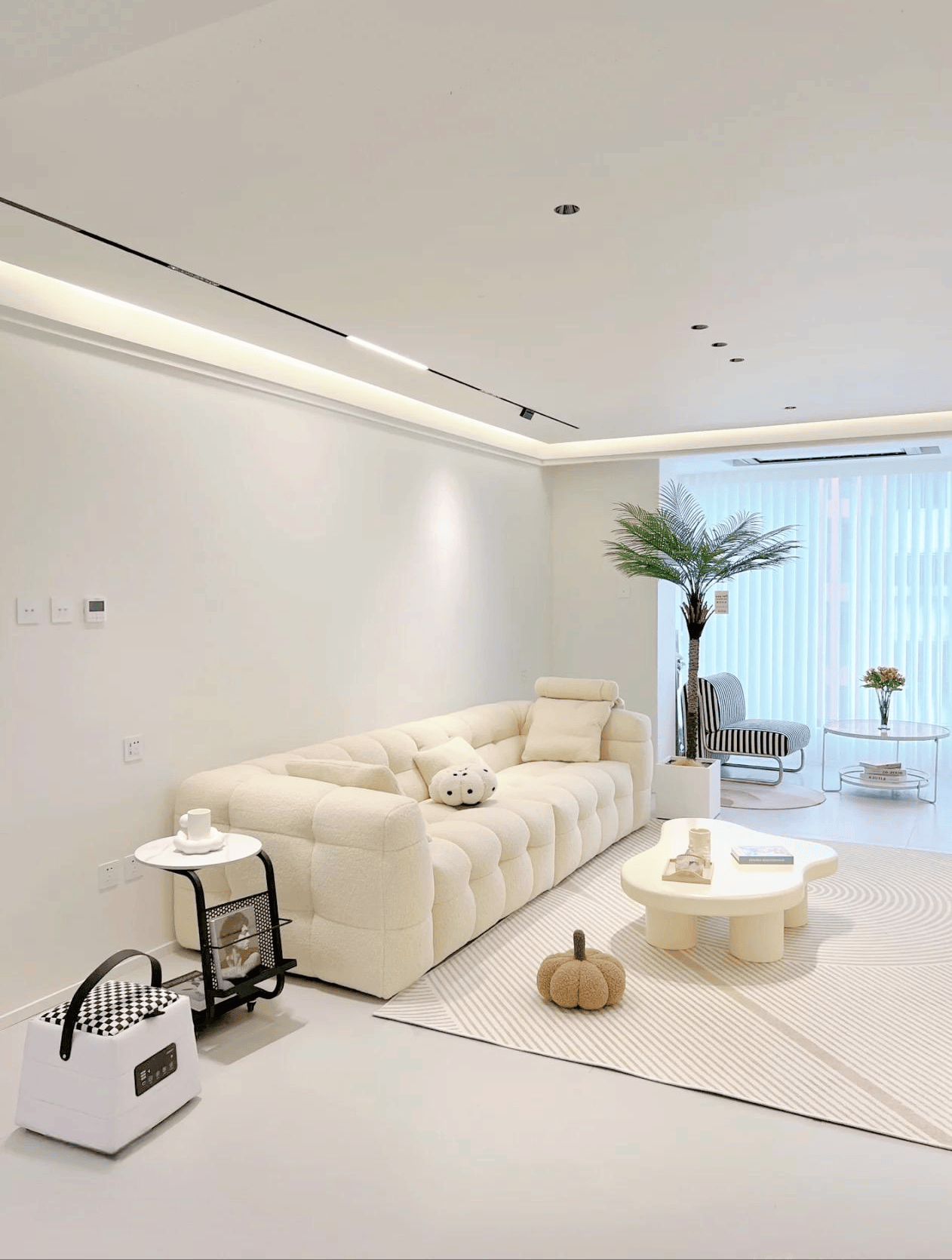 沙发墙刷为大白墙,简洁大方,搭配白色棉花糖沙发和白色云朵茶几,增加