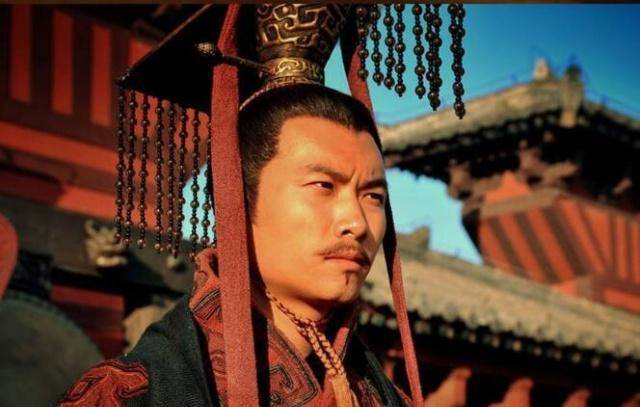 三国时期,吕布被称为"三姓家奴",有一人却堪称"四姓家奴"