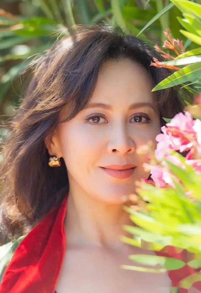 这谁顶得住!58岁刘嘉玲惊艳写真曝光!