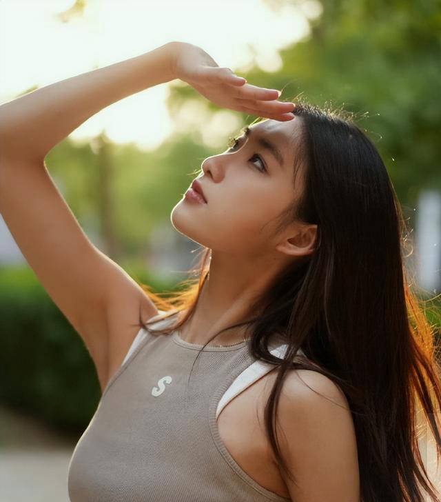 22岁中国花样滑冰美女陈虹伊展现飒爽身姿,犹如优雅白