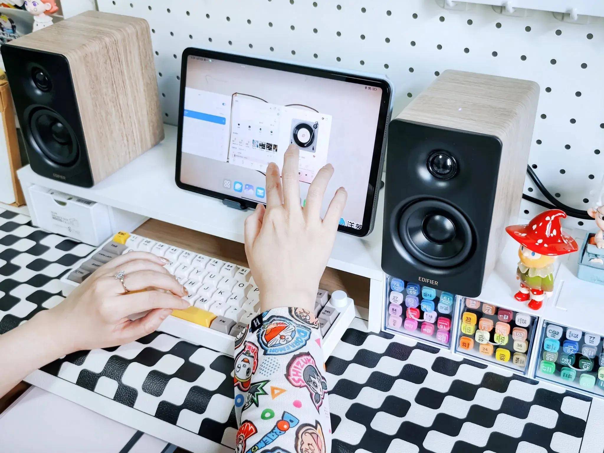 小桌面也有大舞台？漫步者N300多媒体音箱，让小家里也容得下演唱会！