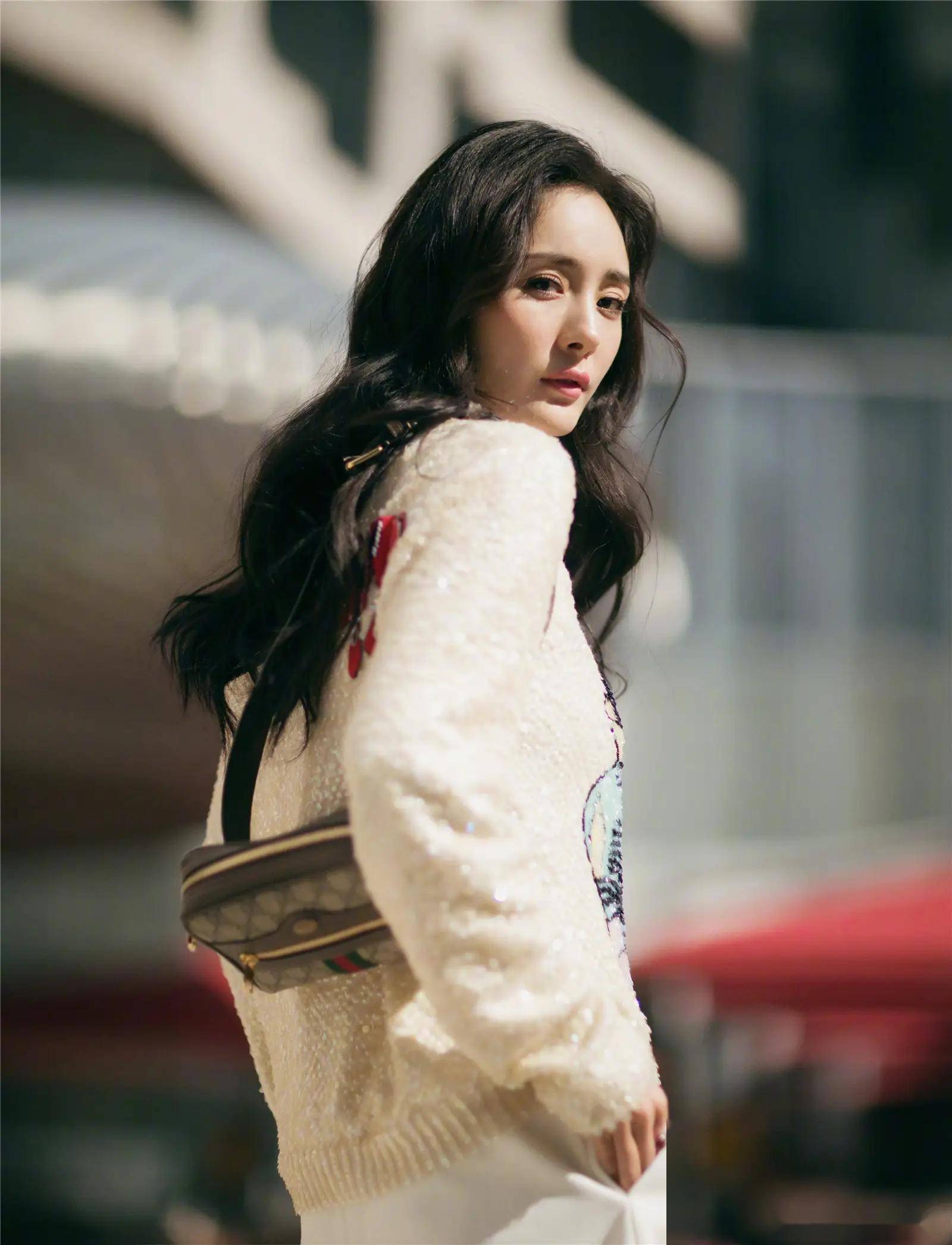 37岁杨幂写真展现迷人身姿,性感韵味十足,女神范儿无法抵挡!