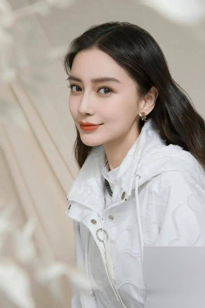 杨颖金像奖现场展现完美身材,这美貌和魅力真是让人羡慕嫉妒恨!