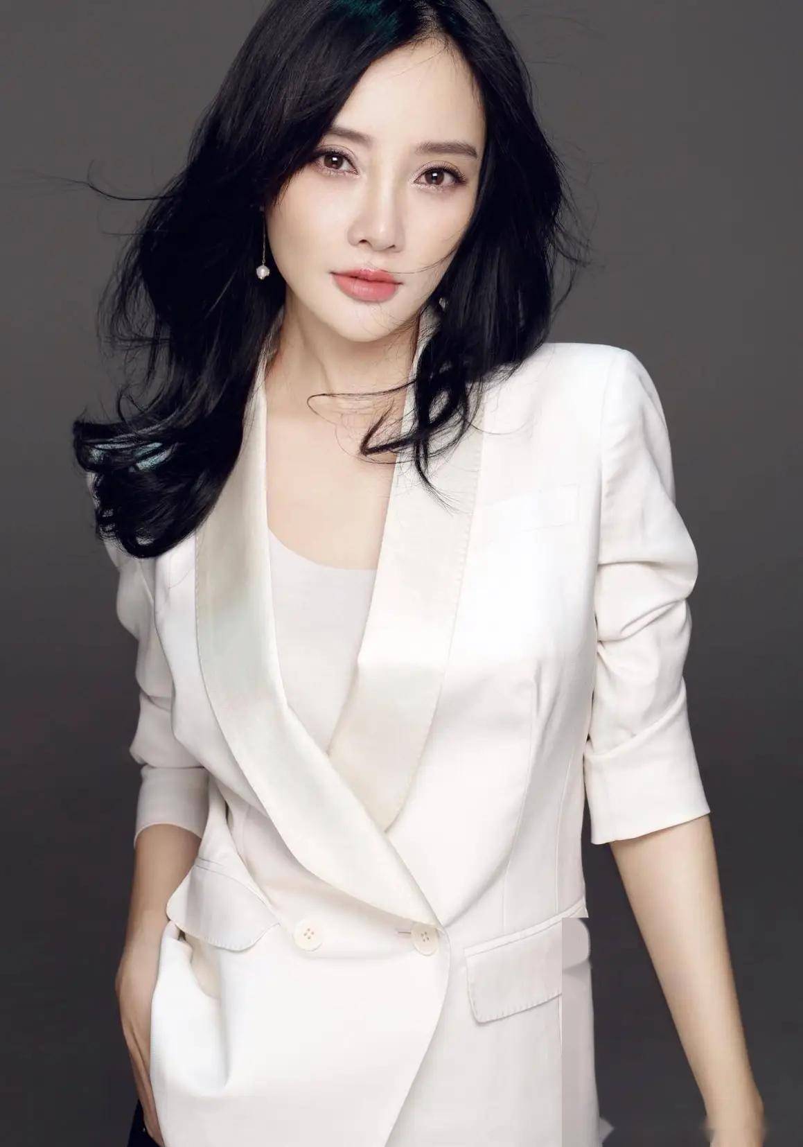 李小璐37岁写真曝光,这颜值这身材着实性感,让人窒息的美貌与才华兼备