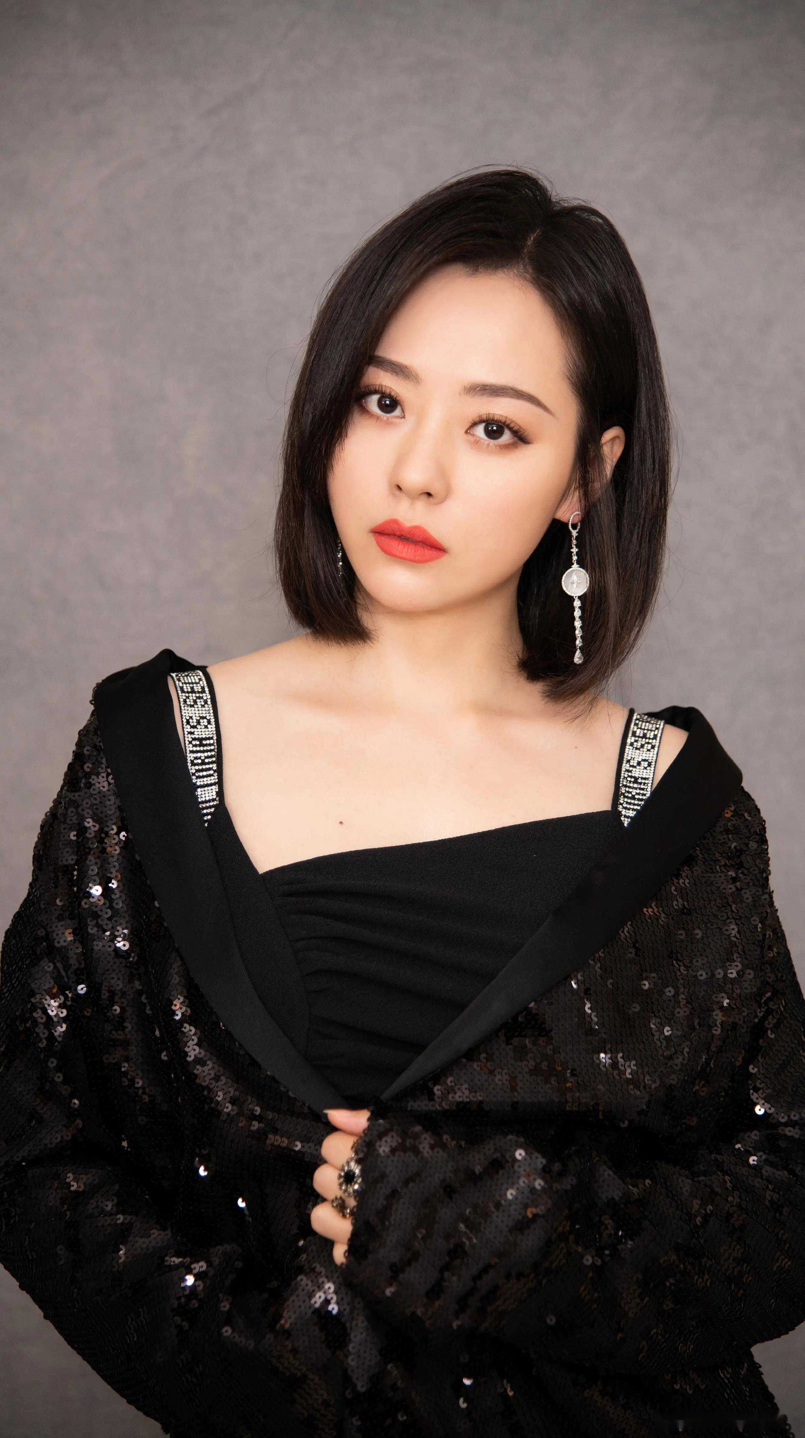 39岁张靓颖性感写真展现完美身材,美貌与才华共存!