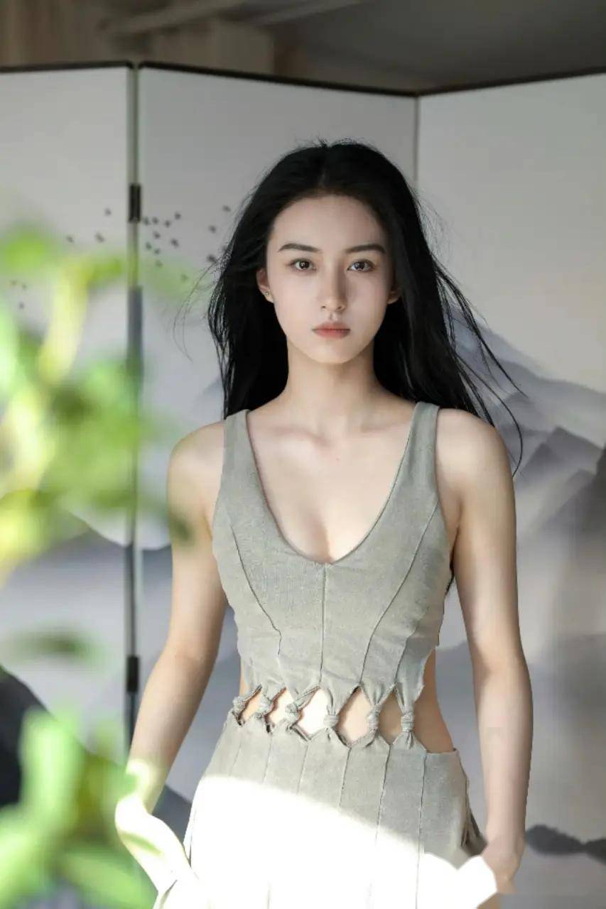 王梓莼的写真照片曝光,这谁顶得住!性感女神让人心动不已!