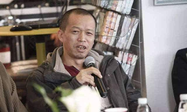 艺术界"疯子"何云昌,取肋骨做成项链送给女友,用水泥浇筑自己_行为