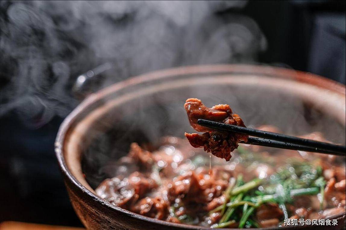 夜幕低垂时,无论是加班至深夜的职场人士,还是刚从江边散步归来的本地