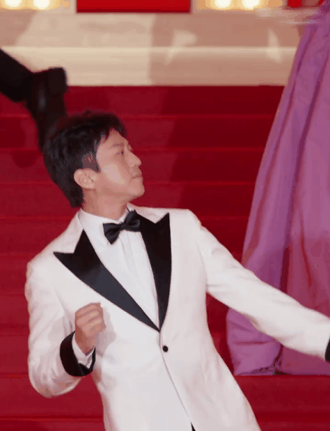 上影节红毯:"沈马"同框比心,娜扎美如艺术品,倪妮秋衣