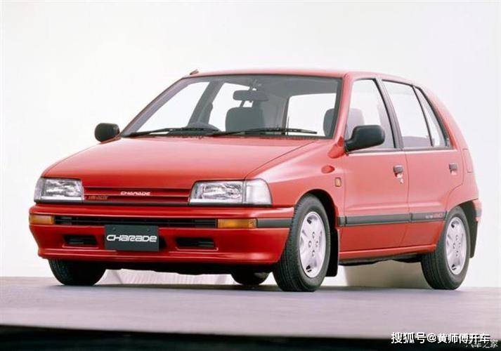 车身线条简洁,圆润,舒展,只是前脸上的logo变成了两个汉字:夏利