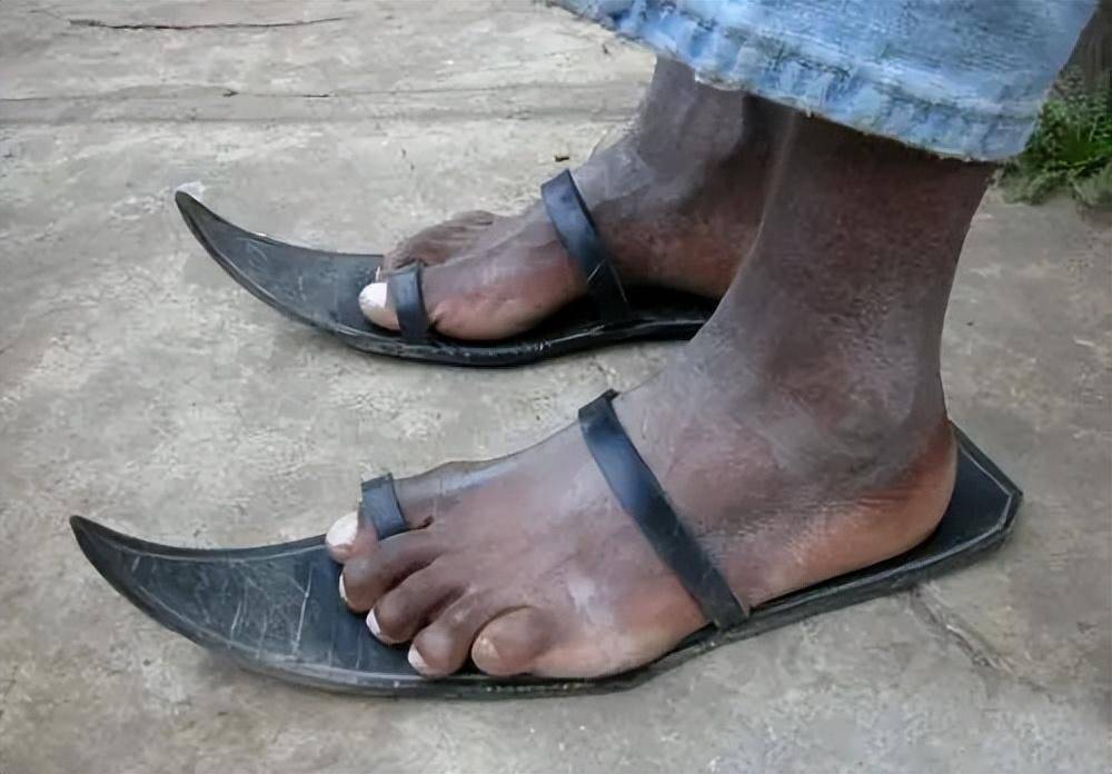 中国丢弃的报废轮胎,竟成了非洲最畅销的拖鞋!爸爸穿完儿子穿!