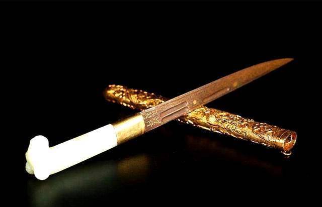 姜猛的尸身倒在地上,身上被扎得血肉