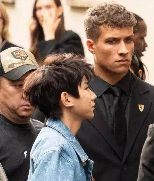 据说这两年王源的私人生活被扒了个底朝天,抽烟喝酒啥都来.