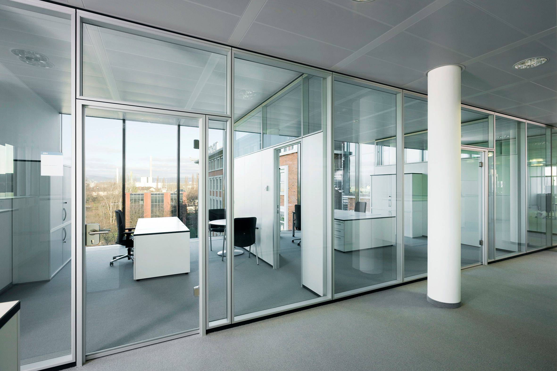 玻璃隔断与钢板隔断的适用场合及原因分析,一分钟看懂