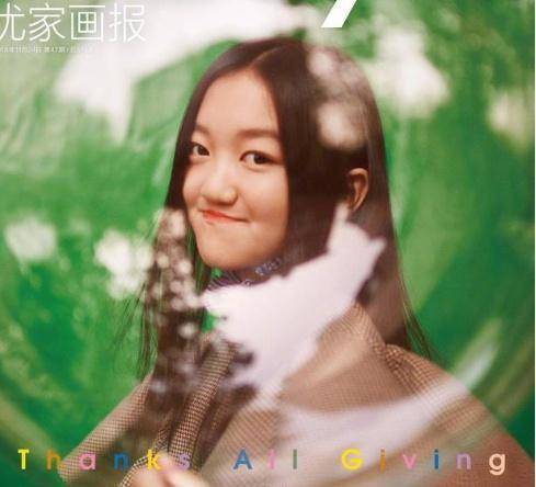 李亚鹏透露12岁李嫣再做手术不害怕,李亚鹏却蹲在马路