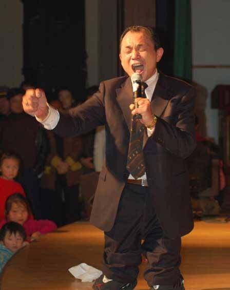 于是饶建云过起了花天酒地的生活,开了7座酒楼,3个美容院,娶了一个比