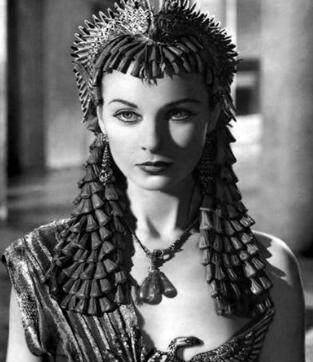 她是埃及神秘的女人,用美色征服凯撒大帝和安东尼将军