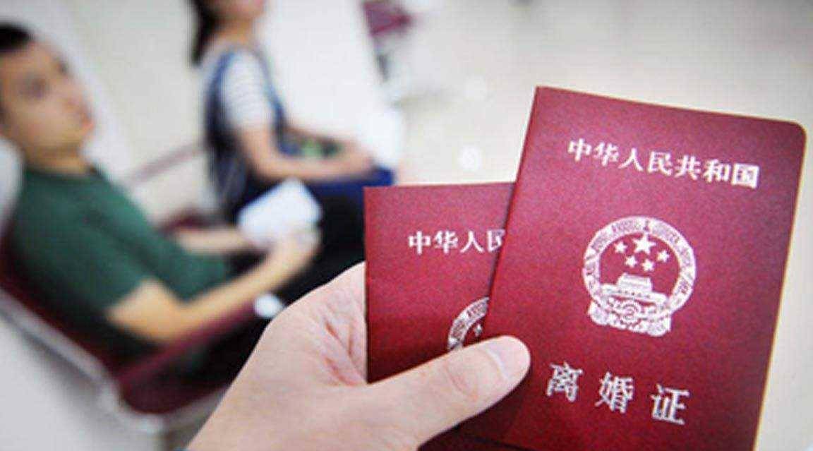 送孩子回了卧室,王军霞真诚地对战宇再次提起离婚,战宇看到王军霞意志