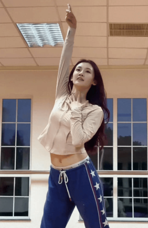 苗苗和老公骑电动车去健身,郑恺帮她拿包,小两口有说有笑真恩爱